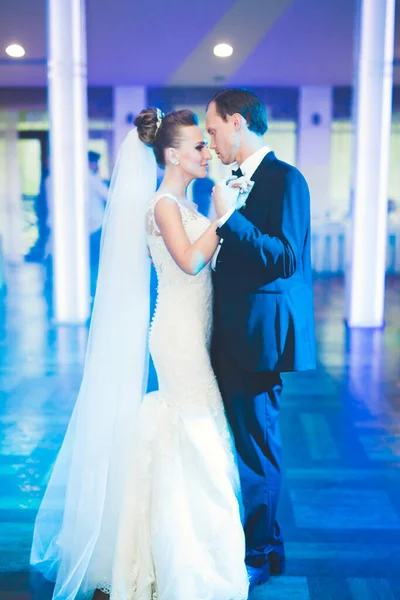 Frumos Cuplu Nunta Caucazian Doar Căsătorit Dans Lor Primul Dans — Fotografie, imagine de stoc