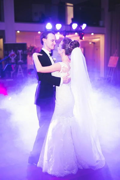 Frumos Cuplu Nunta Caucazian Doar Căsătorit Dans Lor Primul Dans — Fotografie, imagine de stoc