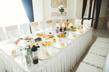 Düğün töreni için hazırlanmış bir restoranın içinde..