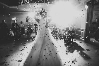 Güzel beyaz bir çift yeni evlendiler ve ilk danslarını ediyorlar..