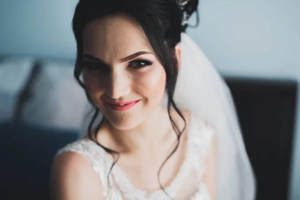 Portrett Vakker Brud Med Moteslør Bryllupsmorgenen – stockfoto