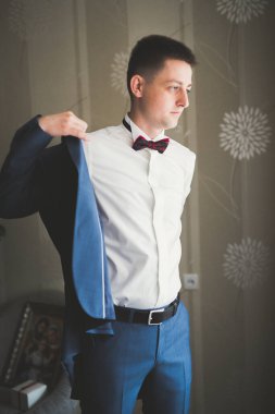 Genç ve yakışıklı bir adam iş toplantısından sonra bir otelde dinleniyor..