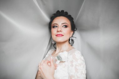 Güzel bir moda gelininin portresi, tatlı ve şehvetli. Düğün makyajı ve saç..