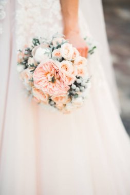 Farklı çiçeklerden oluşan lüks bir düğün buketi..