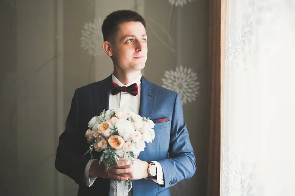 Красива Людина Позування Нареченого Підготовка Весілля — стокове фото