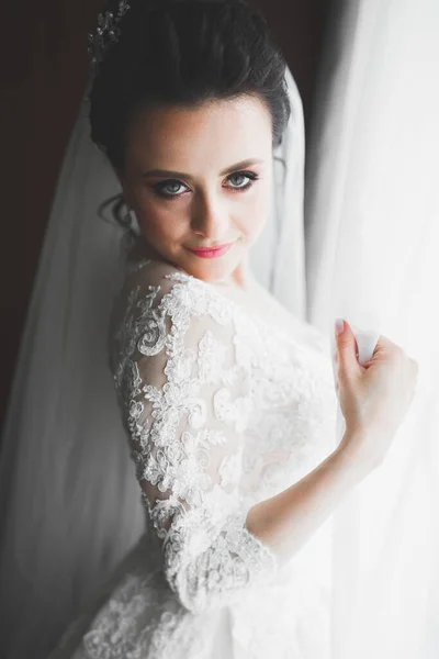 Luxus Menyasszony Fehér Ruhában Pózol Miközben Készül Esküvői Szertartás — Stock Fotó