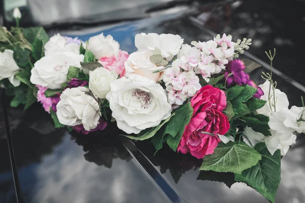 Свадебный Автомобиль Украшен Красивыми Роскошными Цветами — стоковое фото
