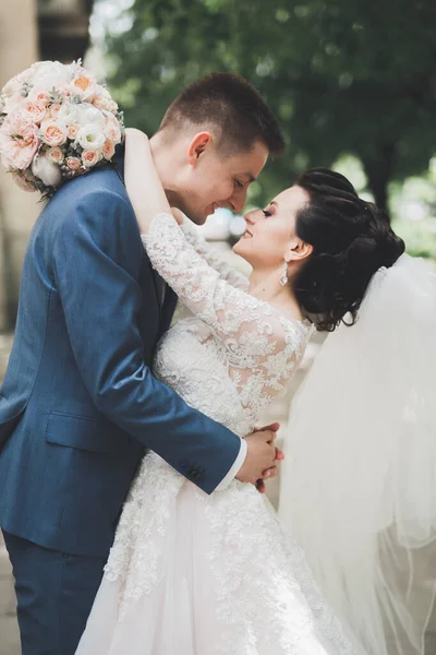 Tökéletes Pár Menyasszony Vőlegény Pózol Csók Esküvő Napján — Stock Fotó