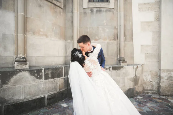 Прекрасна Щаслива Весільна Пара Наречена Довгим Білим Платтям Позує Красивому — стокове фото