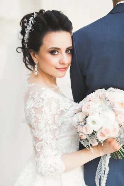 美しいです花嫁の肖像ともに長い髪ポージングで素晴らしい花束 — ストック写真