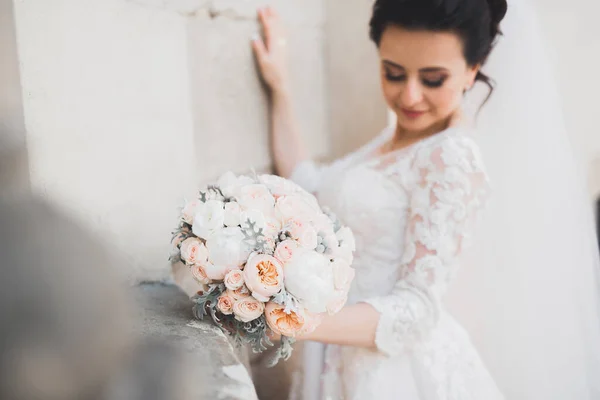 Ritratto Splendida Sposa Con Capelli Lunghi Posa Con Grande Bouquet — Foto Stock
