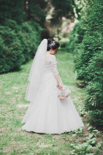 Schöne Braut Posiert Brautkleid Freien — Stockfoto