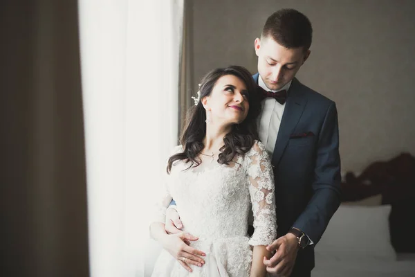 Nettes Glückliches Brautpaar Bereitet Sich Auf Hochzeit Vor — Stockfoto