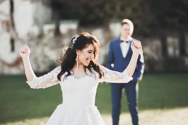 Mükemmel Bir Çift Gelin Damat Düğün Günlerinde Poz Verip Öpüşürler — Stok fotoğraf