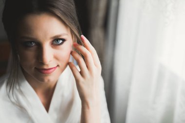 Tüylü, lüks makyaj, saç stili, stüdyo içi fotoğraf çekimi olan güzel bir gelin..