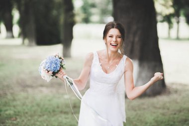 Zarif beyaz elbiseler içinde güzel bir gelin.