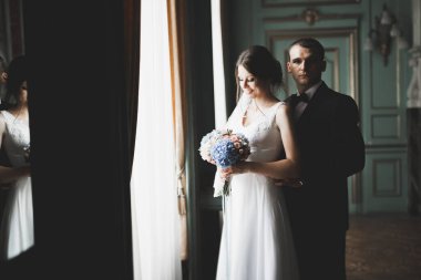 Güzel mutlu bir düğün çifti, uzun beyaz elbiseli gelin..