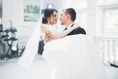 Güzel bir düğün çifti yeni evlendi ve ilk danslarını ediyorlar..