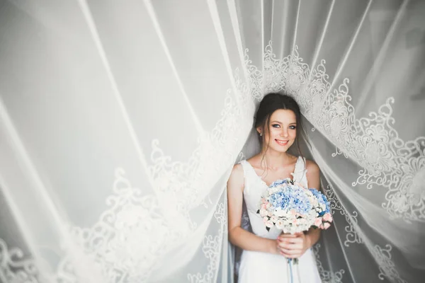 Розкішна Наречена Білій Сукні Позує Готуючись Весільної Церемонії — стокове фото