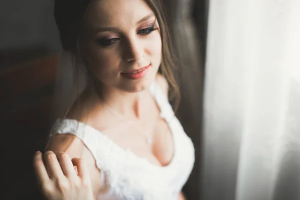 Mooie Bruid Dragen Mode Trouwjurk Met Veren Met Luxe Genot — Stockfoto