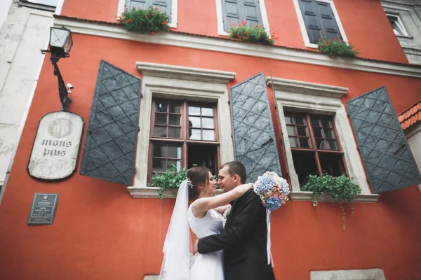Muhteşem Bir Düğün Çifti Eski Lviv Şehrinde Yürüyor — Stok fotoğraf