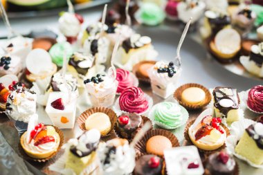 Düğün şekeri büfesinde lezzetli tatlılar, tatlılar, kekler..