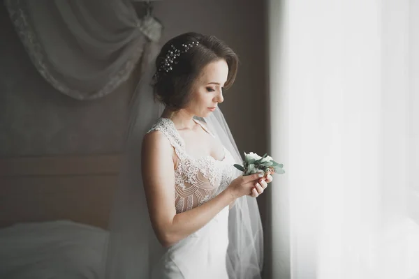 Beautiful Bride Wearing Fashion Wedding Dress Feathers Luxury Delight Make — Stock Photo, Image