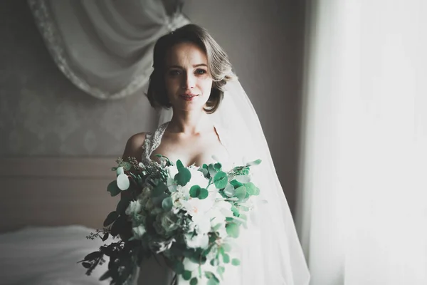 Belle Mariée Portant Une Robe Mariée Mode Avec Des Plumes — Photo