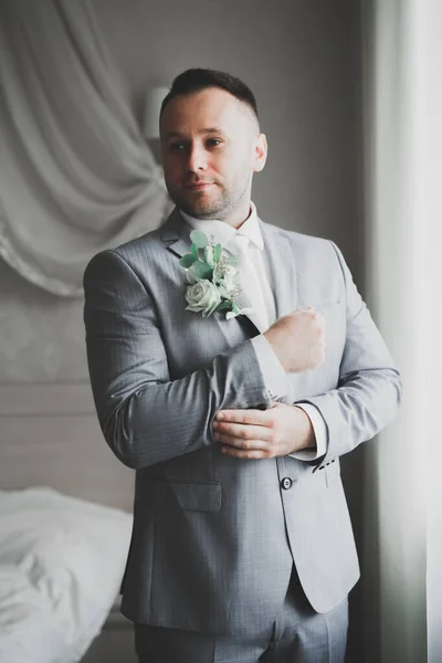 Homem Bonito Noivo Posando Preparando Para Casamento — Fotografia de Stock