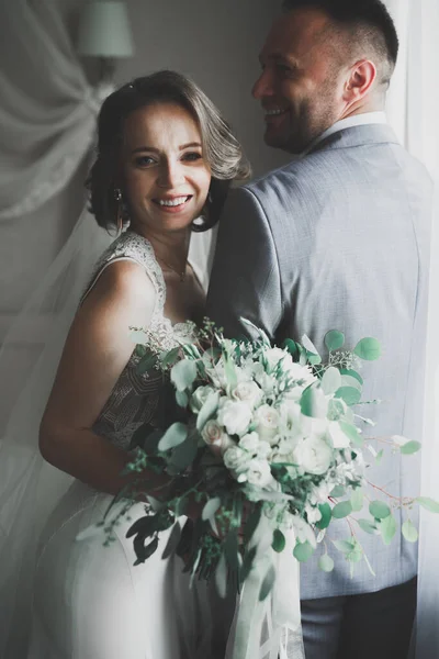 Leuke Gelukkige Bruid Bruidegom Voor Bereiden Voor Bruiloft — Stockfoto