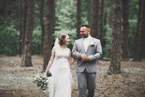 婚礼当天 一对时尚的新婚夫妇带着一束鲜花走进了公园 — 图库照片