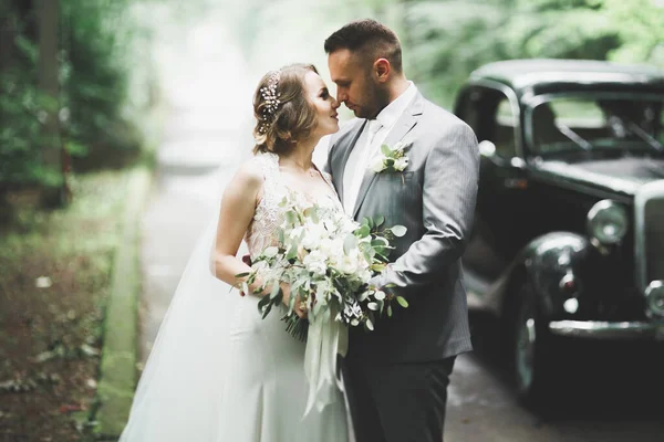 Feliz Pareja Recién Casada Hombre Esposa Besándose Cerca Coche Retro —  Fotos de Stock