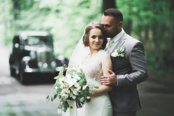 Boldog Házaspár Newlywed Férj Feleség Közelében Stílusos Retro Autó Csók — Stock Fotó