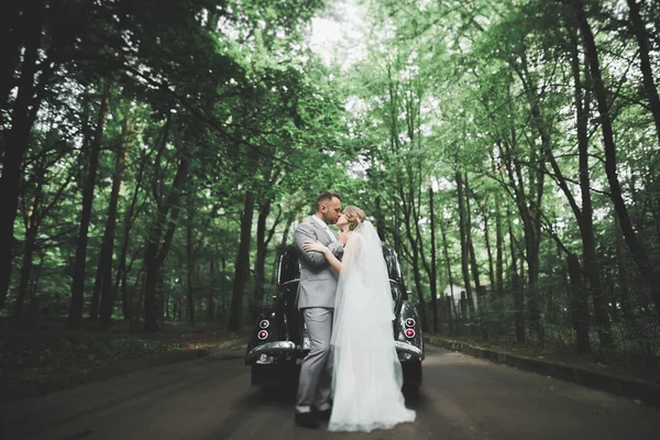 Щаслива Молода Пара Чоловік Дружина Цілуються Біля Стильного Ретро Автомобіля — стокове фото