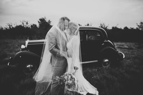 Stílusos Esküvő Pár Menyasszony Vőlegény Csók Ölelés Retro Autó — Stock Fotó