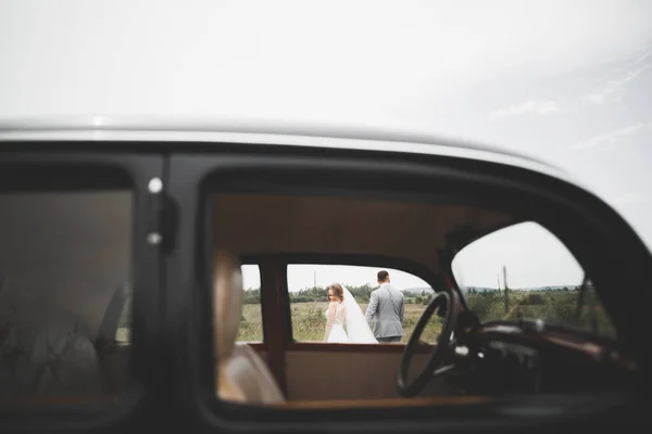 Şık Bir Düğün Çifti Gelin Damat Retro Arabada Öpüşüyor Sarılıyor — Stok fotoğraf