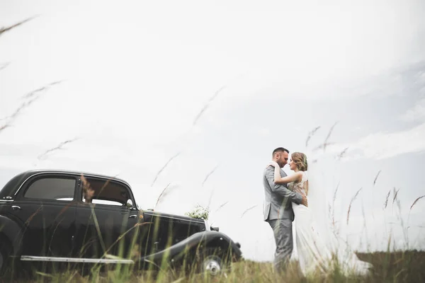 Κομψό Ζευγάρι Γάμου Νύφη Γαμπρός Φιλιά Και Αγκαλιές Ρετρό Αυτοκίνητο — Φωτογραφία Αρχείου
