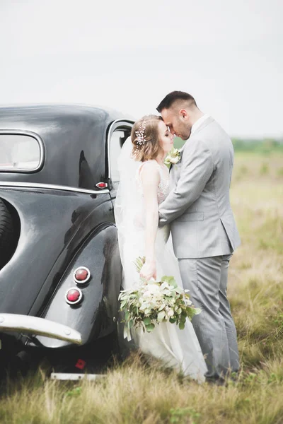 Şık Bir Düğün Çifti Gelin Damat Retro Arabada Öpüşüyor Sarılıyor — Stok fotoğraf
