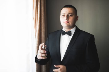 Güzel adam, damat poz veriyor ve düğüne hazırlanıyor..