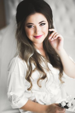 Tüylü, lüks makyaj, saç stili, stüdyo içi fotoğraf çekimi olan güzel bir gelin..