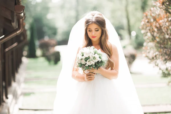 Cantik Pengantin Dalam Gaun Putih Elegan Memegang Karangan Bunga Berpose — Stok Foto