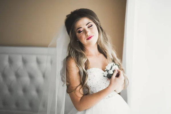 Krásná Nevěsta Nosí Módní Svatební Šaty Peřím Luxusním Make Účes — Stock fotografie