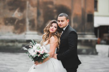 Güzel mutlu bir düğün çifti, uzun beyaz elbiseli gelin..