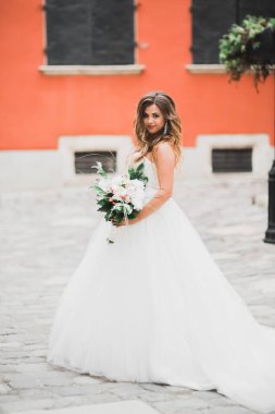 Zarif beyaz elbiseler içinde güzel bir gelin.