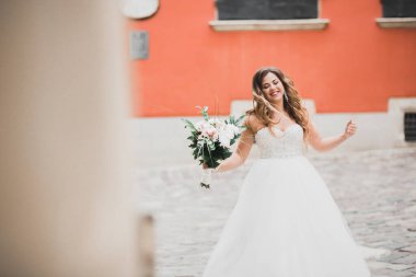 Zarif beyaz elbiseler içinde güzel bir gelin.