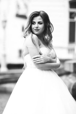 Zarif beyaz elbiseler içinde güzel bir gelin.