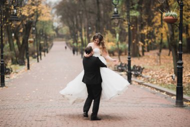 Botanik parkında yürüyen mutlu bir çift..