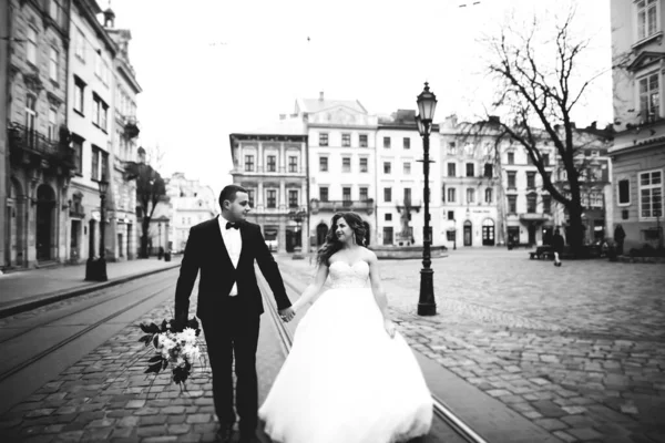 Joli Couple Heureux Mariage Mariée Avec Longue Robe Blanche — Photo