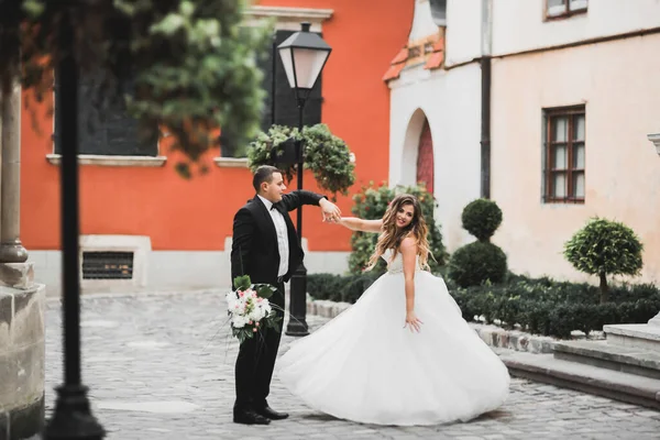 Härligt Lyckligt Bröllop Par Brud Med Lång Vit Klänning — Stockfoto