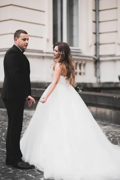 Прекрасная Счастливая Свадебная Пара Невеста Длинным Белым Платьем — стоковое фото